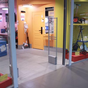 антикражные ворота в торговом центре