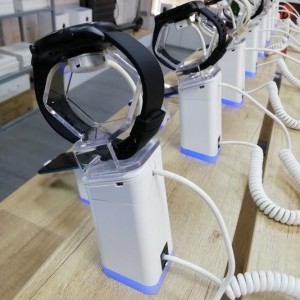 Защитные стеллажи с товарами